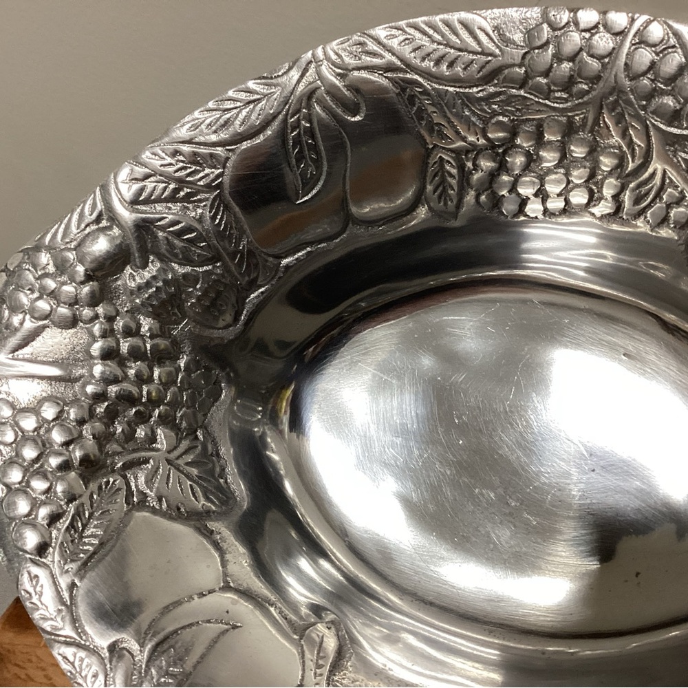 ⚫️ Vintage Cast Aluminum or Pewter Large Fruit / Salad / Serving / Display Bowl - Picture 4 of 14